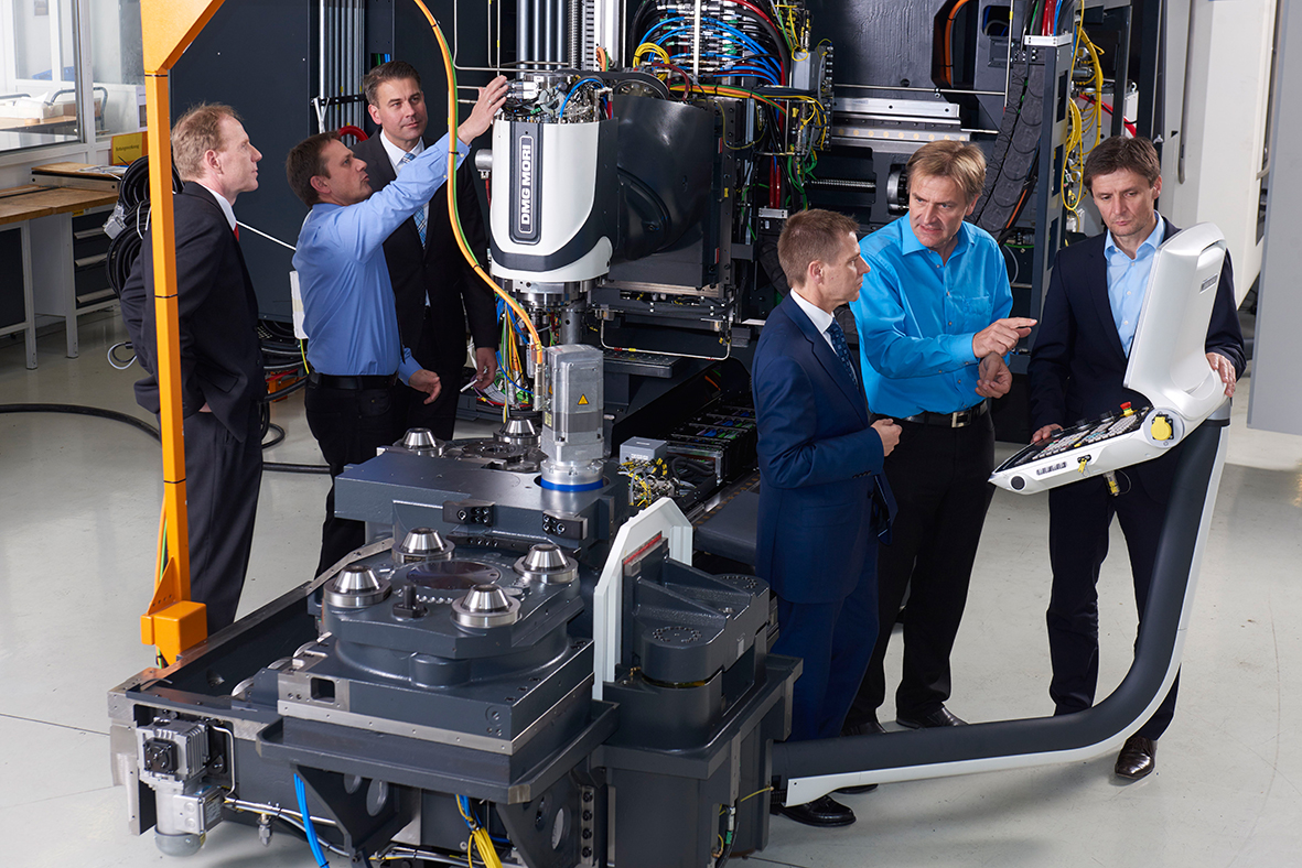 在一個實際投資項目中，舍弗勒和Deckel Maho Pfronten公司的專家開發(fā)出了&ldquo;機床4.0&rdquo;，利用現(xiàn)有生產(chǎn)技術(shù)與傳感器、云技術(shù)和數(shù)字化零部件的連接，向數(shù)字化生產(chǎn)目標邁出了實質(zhì)性的一步。